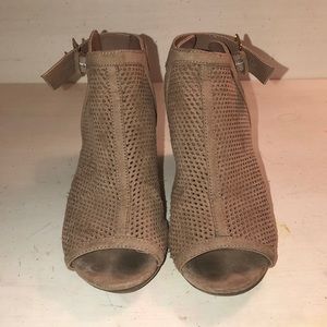 Unisa Open-Toe Tan Wedges!!